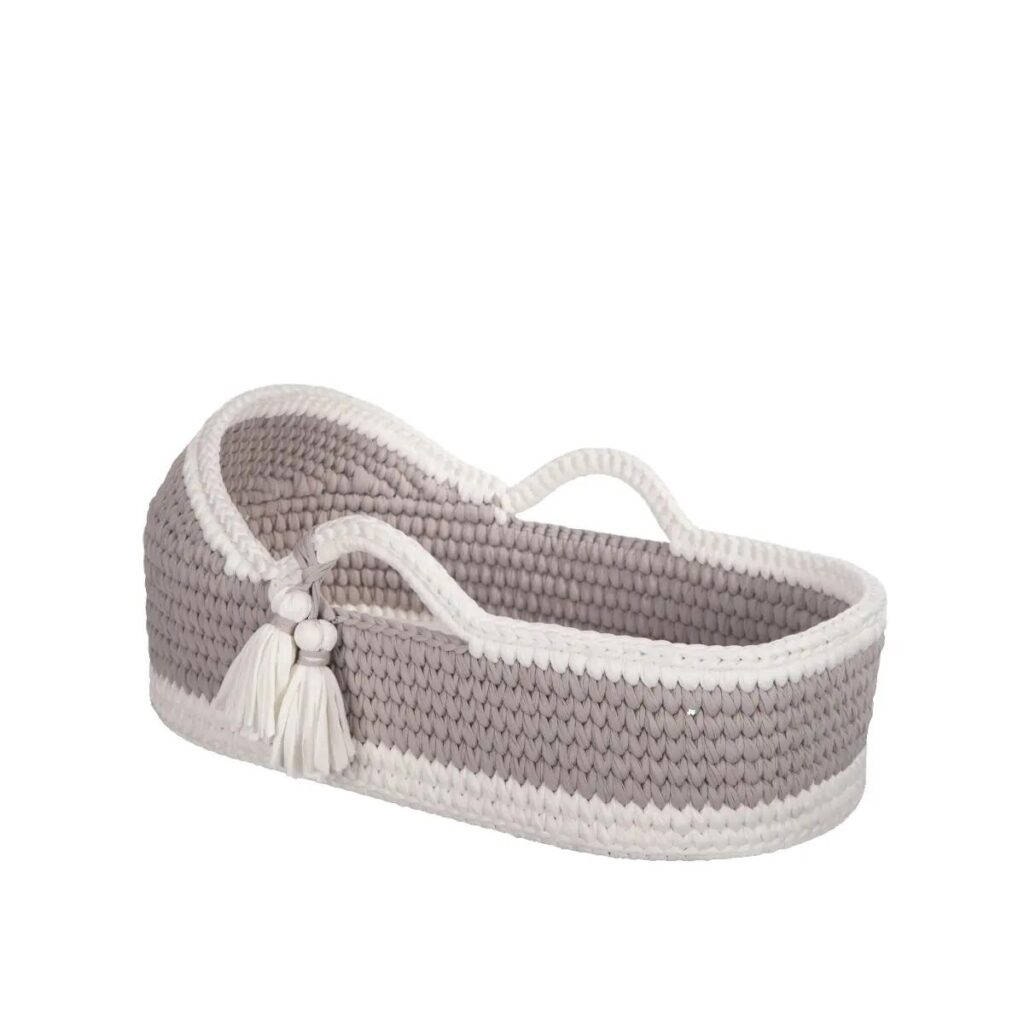 A display showing rolls of GOTS-certified organic cotton rope and a smooth wooden basket base