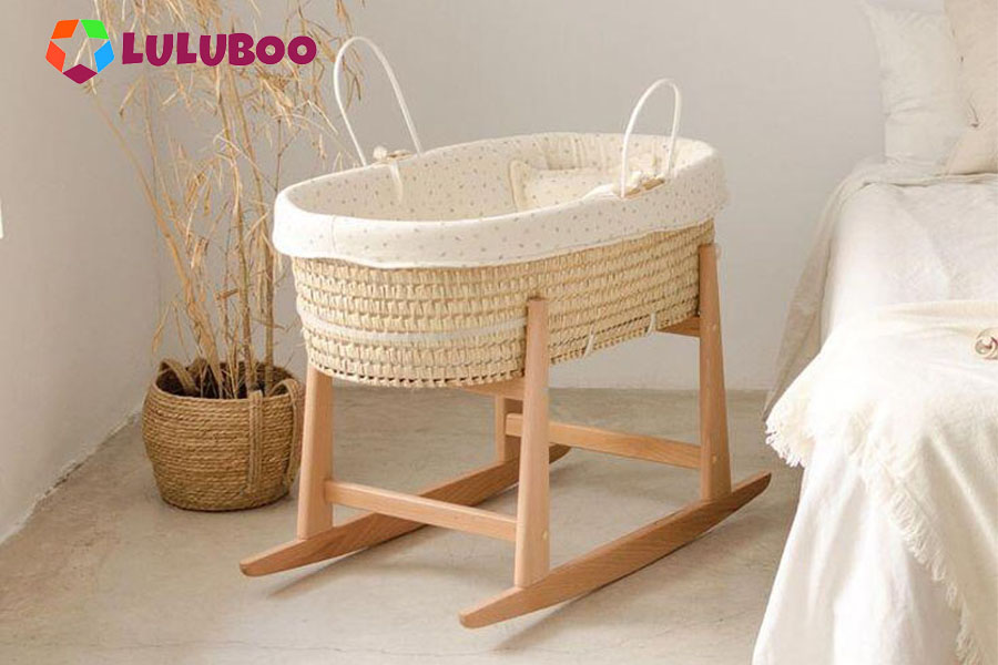 A close-up shot of the natural texture of a maize husk basket and an OEKO-TEX® label on a cotton liner